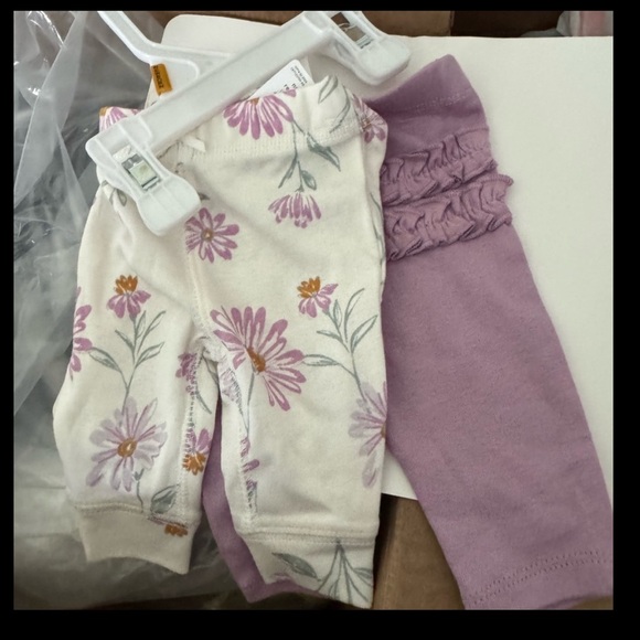 2- pairs Carter’s Newborn pants - Picture 4 of 8